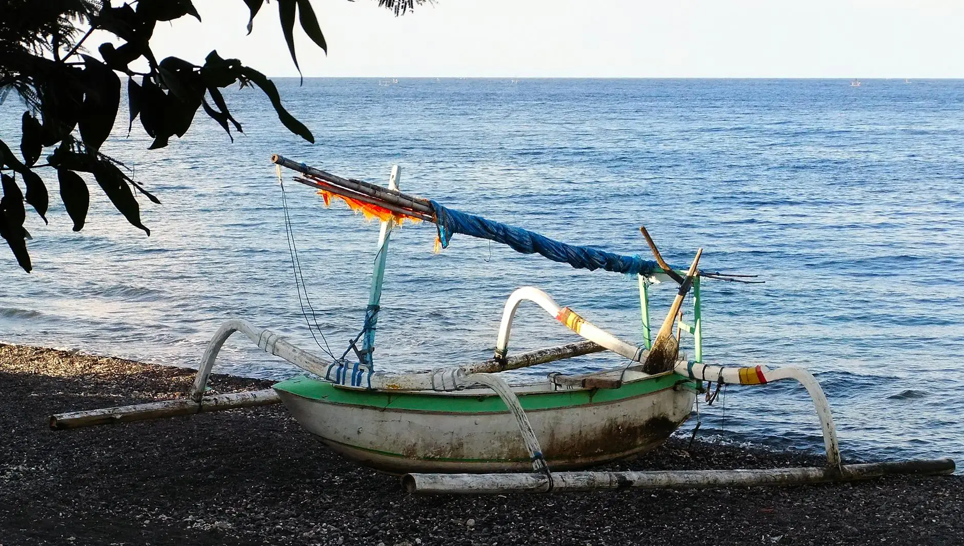 Plage de sable noir Amed