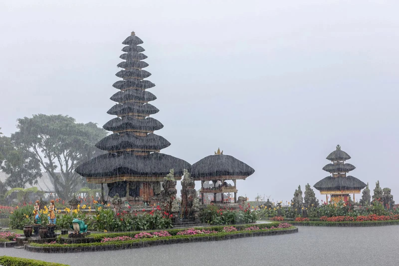 Temple balinais sous une averse tropicale