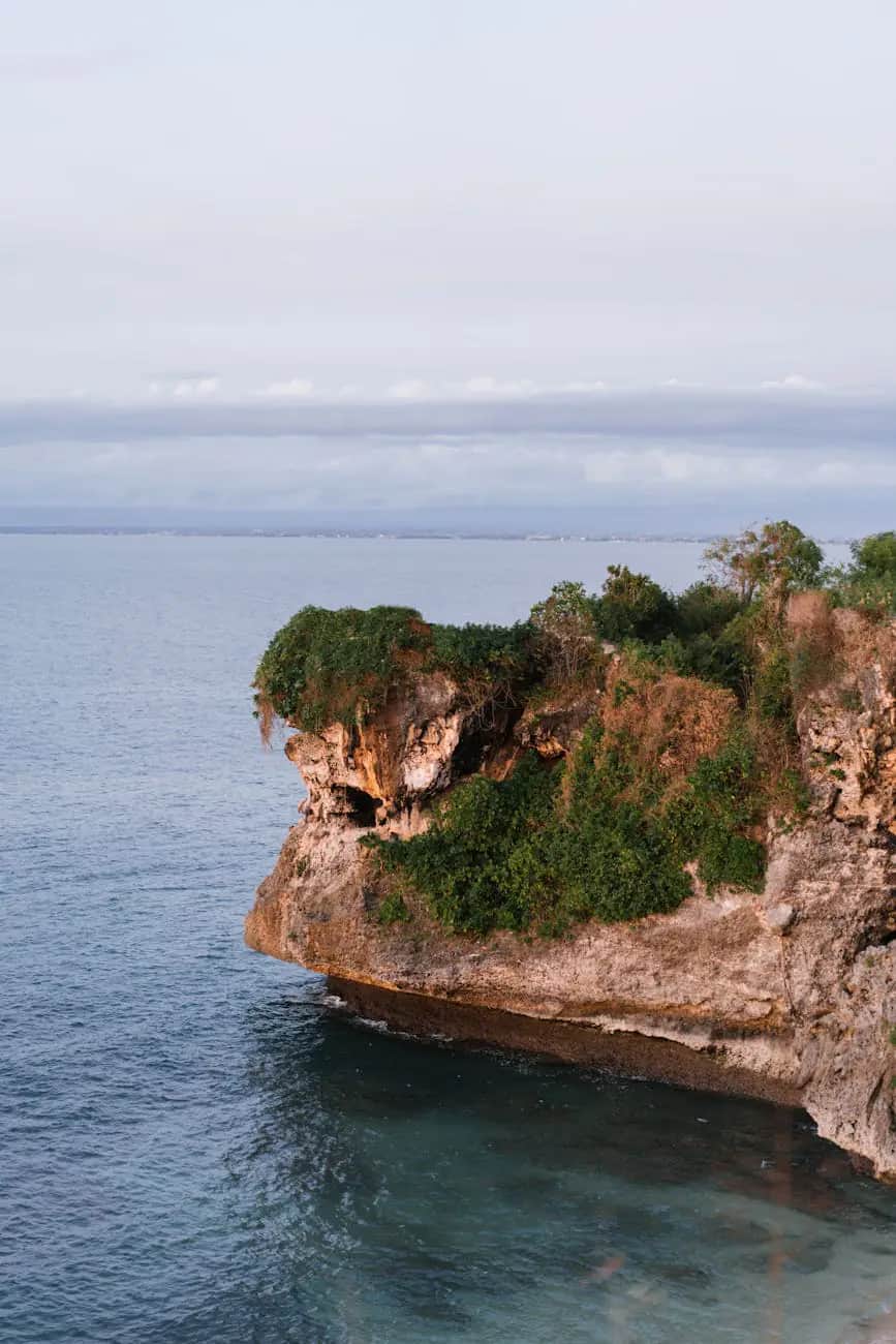 Falaise de Balangan à Bali avec océan bleu en septembre