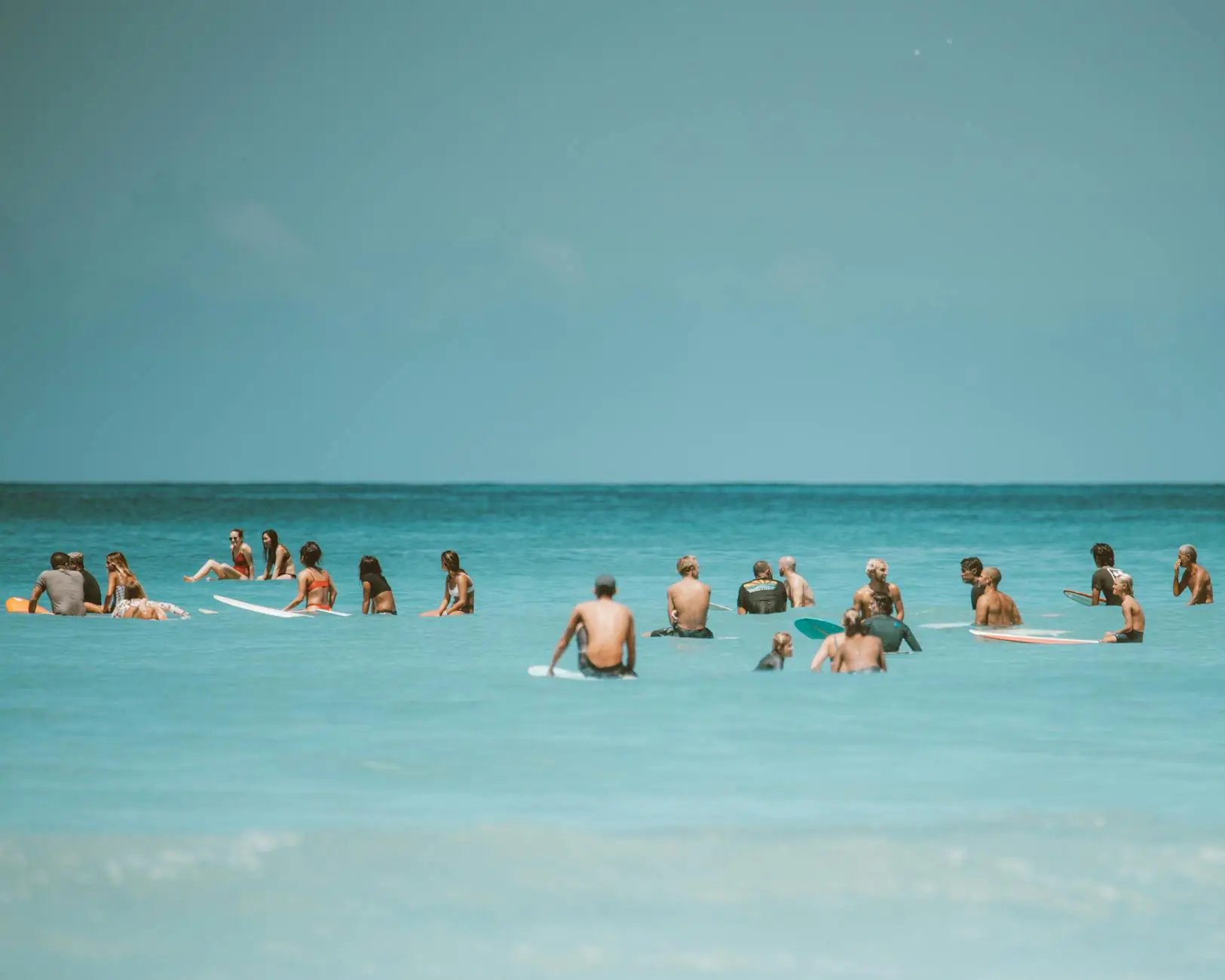 Famille heureuse sur une plage à Bali