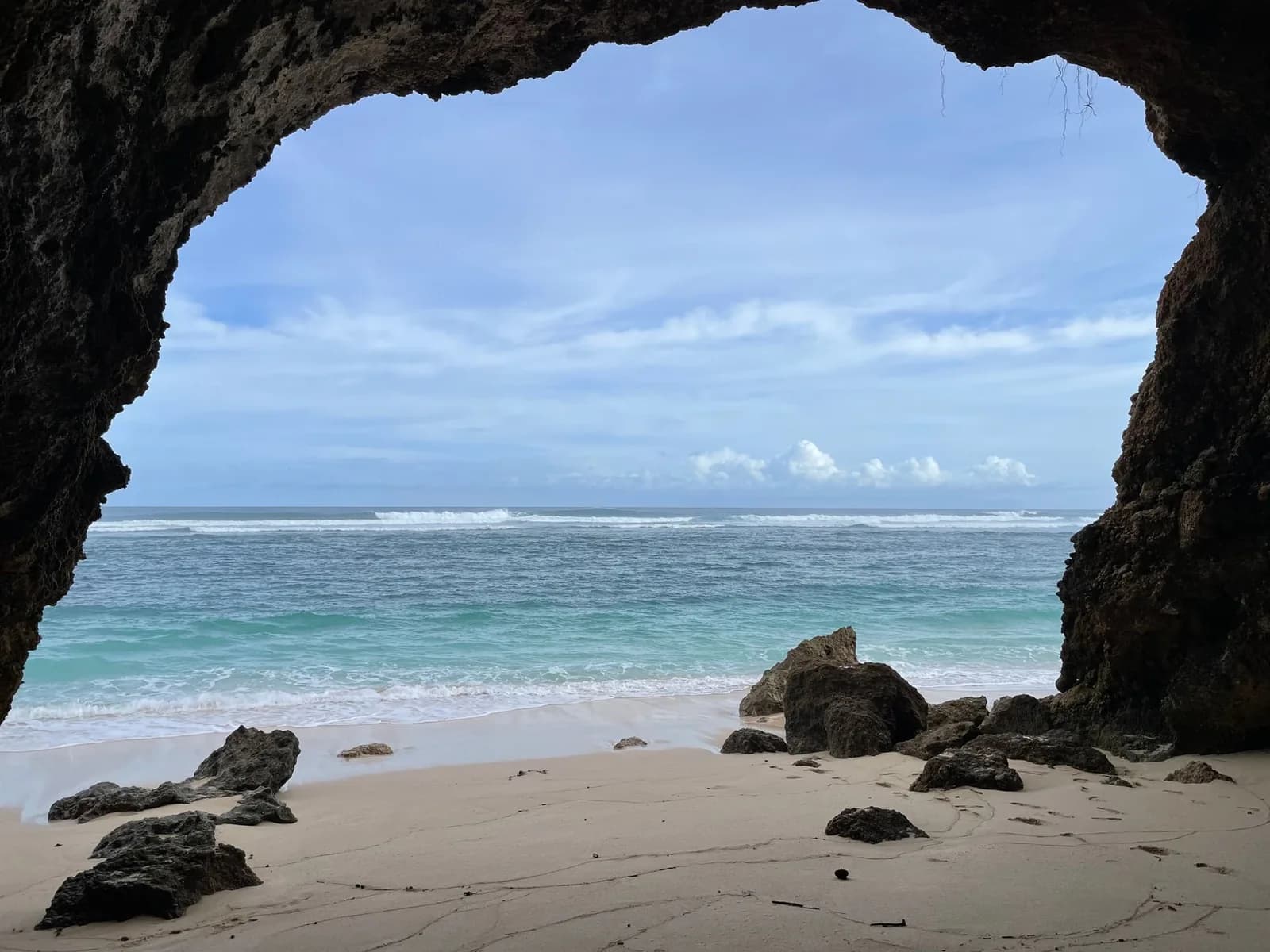 Vue sur l'océan depuis une grotte de la plage de Balangan, sur la péninsule du Bukit à Bali