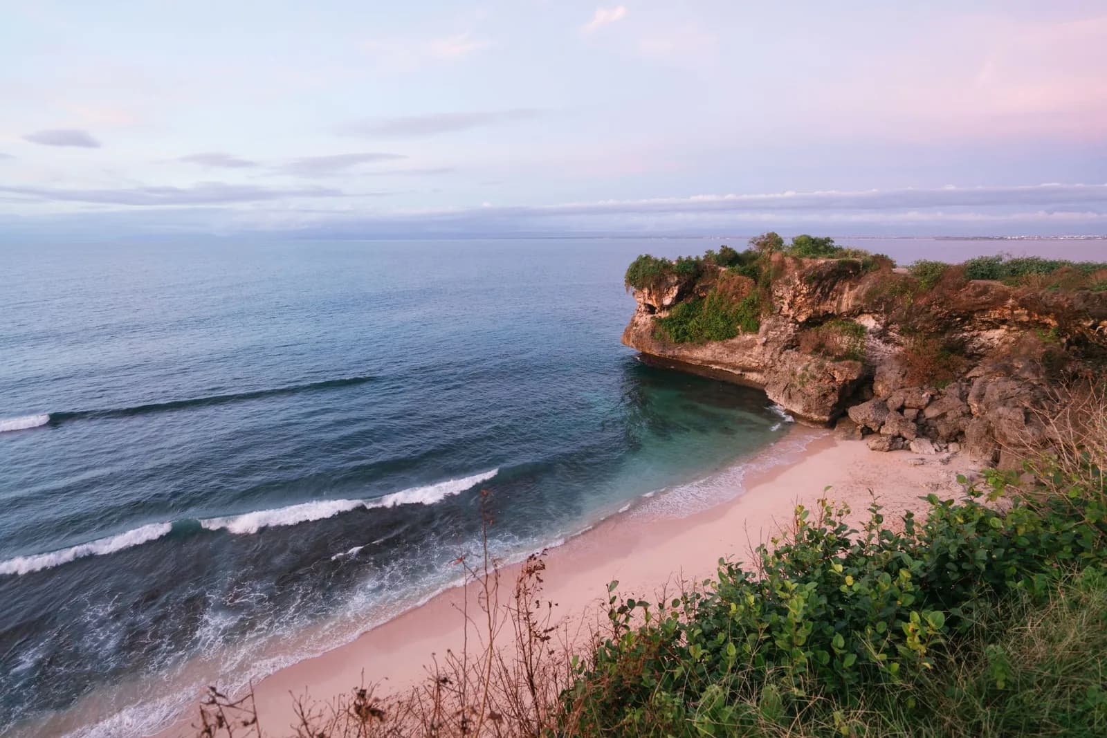 Crique de sable au pied des falaises du Bukit à Bali, étape d'une journée plages avec chauffeur