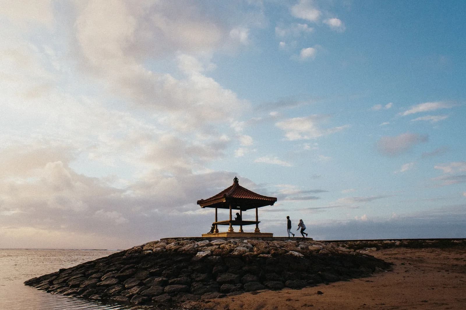 Bale de bord de mer et brise-lames dans la lumière du matin à Sanur, Bali