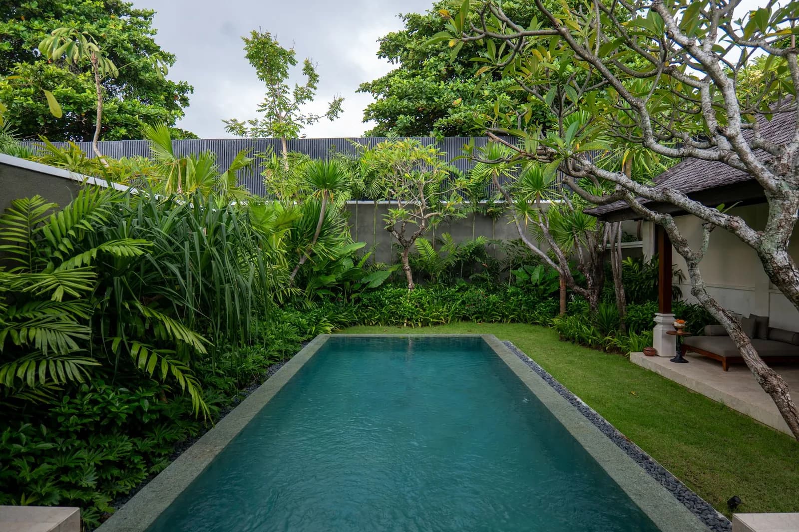 Villa balinaise avec piscine privée bordée d'un jardin tropical et d'un frangipanier, comme on en loue dans les ruelles de Seminyak