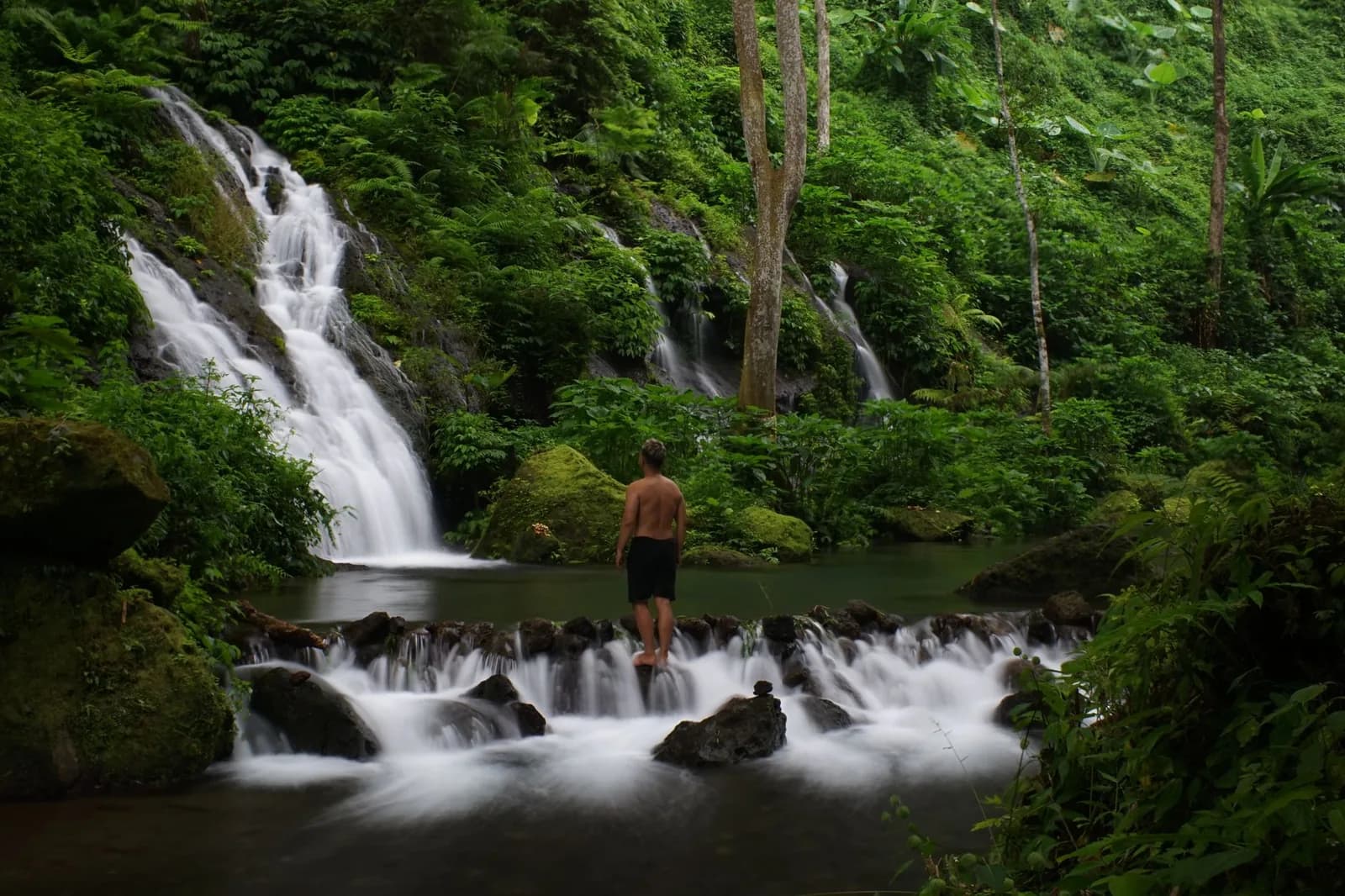 Petite cascade à bassins dans la forêt tropicale de l'est de Bali