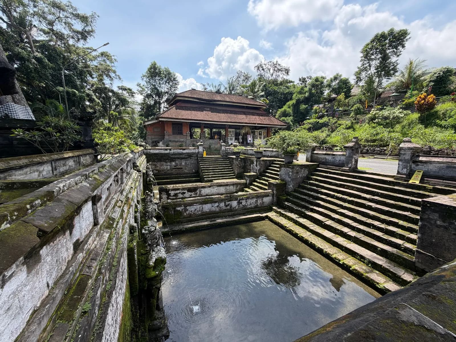 Bassin de purification en pierre d'un temple balinais dans la jungle près d'Ubud, Bali