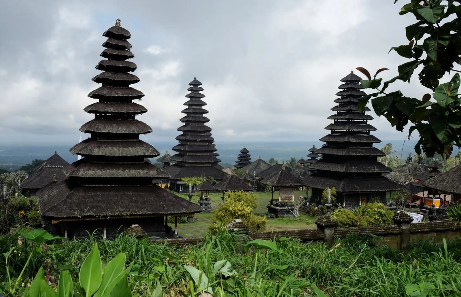 Les toits noirs étagés des meru du complexe de Besakih dominant la plaine de l'est de Bali