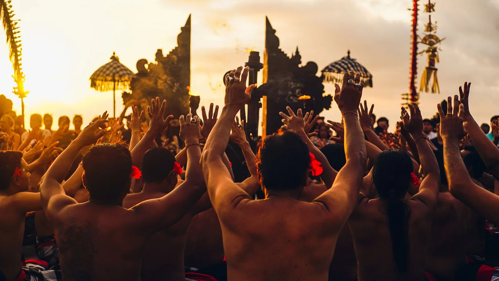 Chœur d'hommes exécutant la danse kecak au coucher du soleil dans l'amphithéâtre d'Uluwatu, Bali