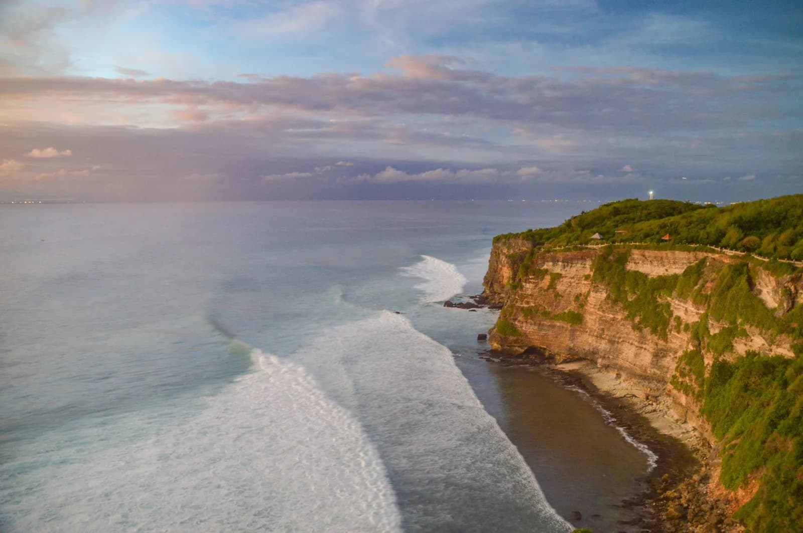La falaise d'Uluwatu plongeant dans l'océan Indien au coucher du soleil, Bali