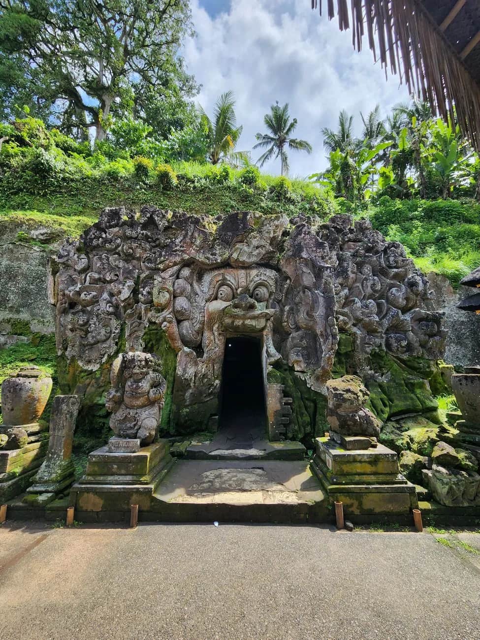 La bouche de démon sculptée qui forme l'entrée de la grotte de Goa Gajah, près d'Ubud, Bali