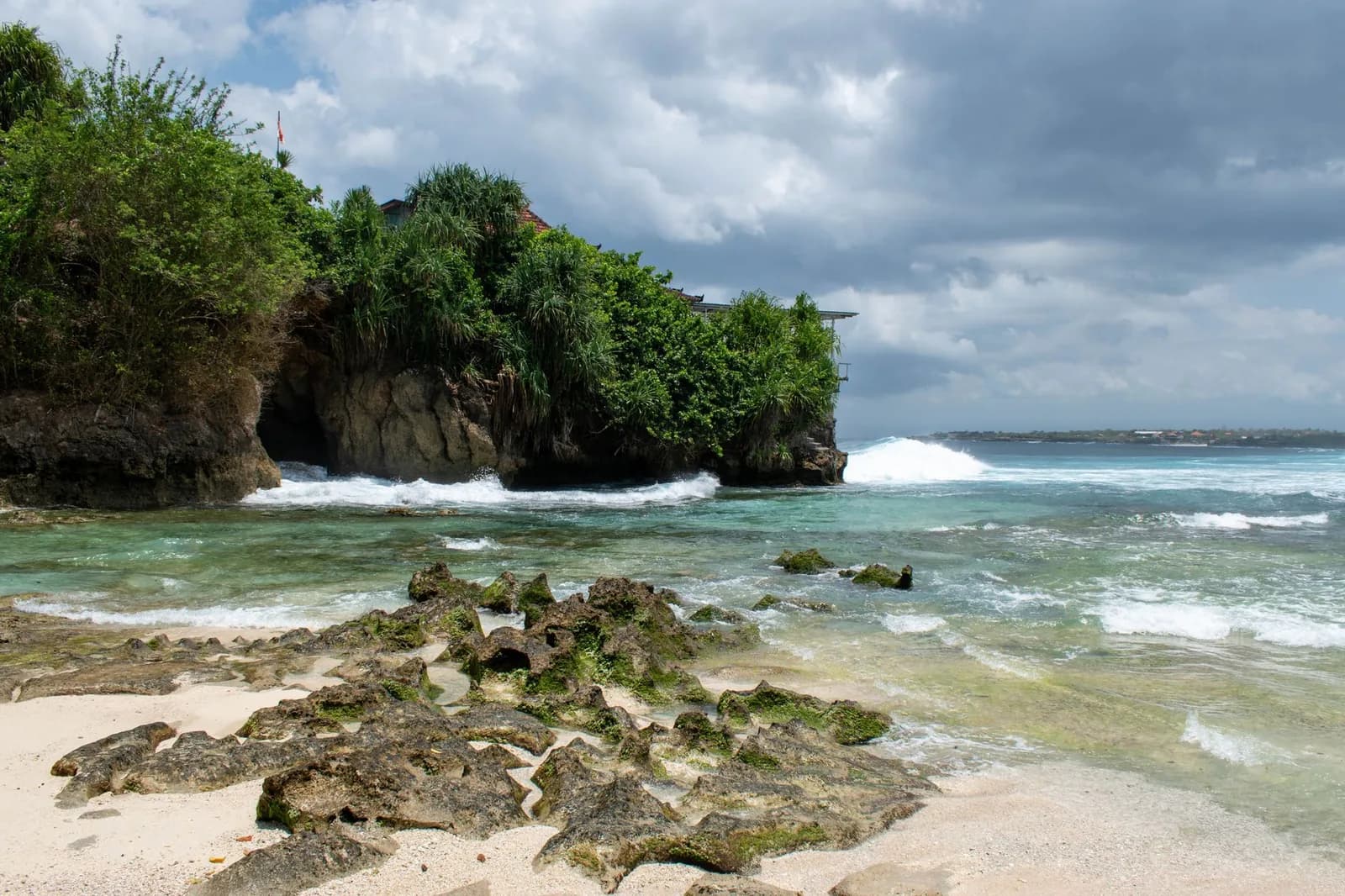La plage de Padang Padang encaissée entre deux falaises près d'Uluwatu, Bali