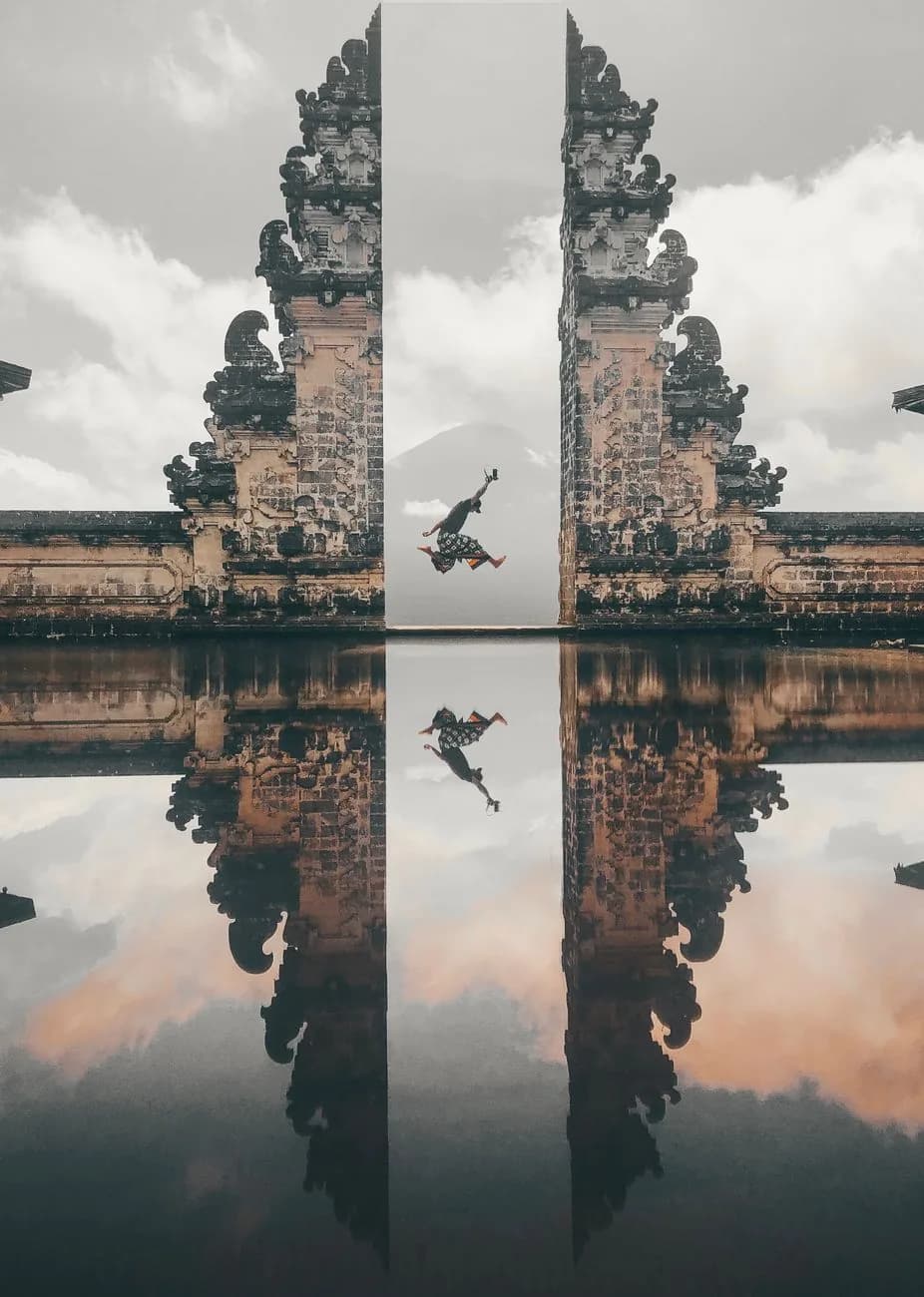 La photo classique des portes du paradis de Lempuyang avec le faux reflet obtenu au miroir