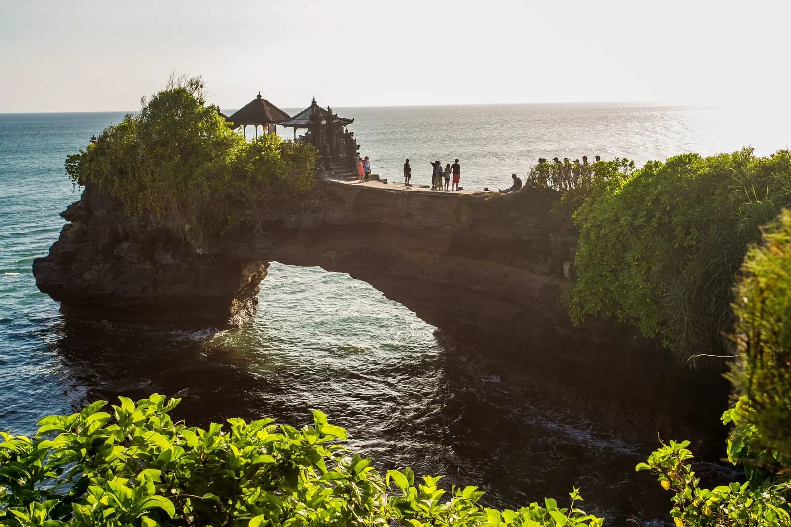 Le temple Pura Batu Bolong posé sur son arche de roche au-dessus de l'océan, à Tanah Lot, Bali