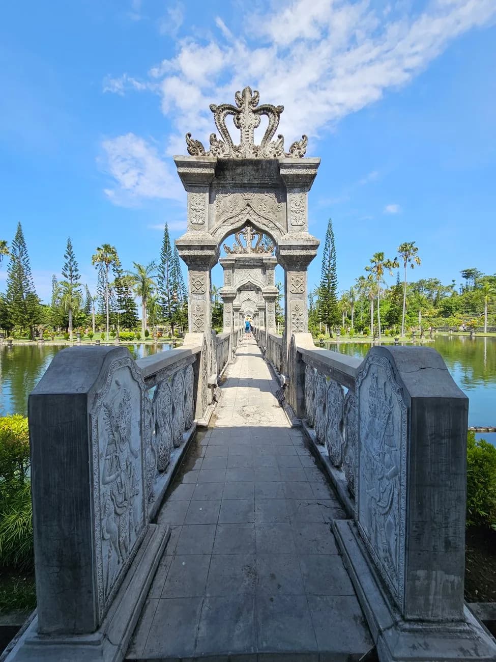 Le pont et les pavillons du palais d'eau de Taman Ujung sur ses bassins, Karangasem, est de Bali