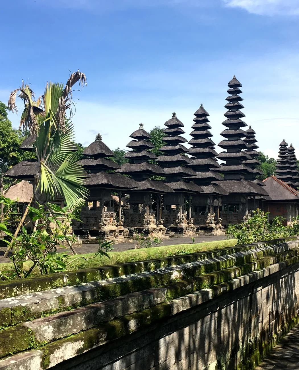 Vue d'ensemble du temple royal de Taman Ayun, sa rangée de meru derrière le mur et les douves, Mengwi, Bali