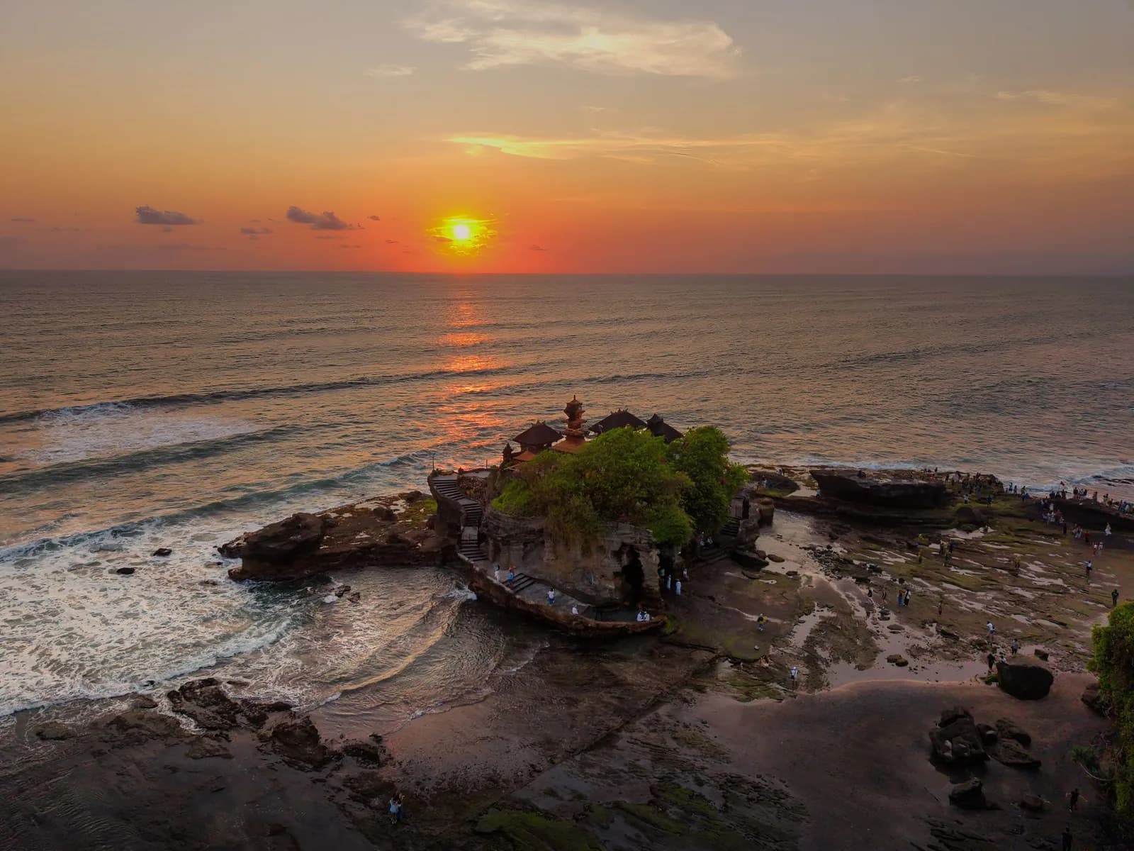 Le temple de Tanah Lot sur son rocher au coucher du soleil, à combiner avec Jatiluwih dans la même journée