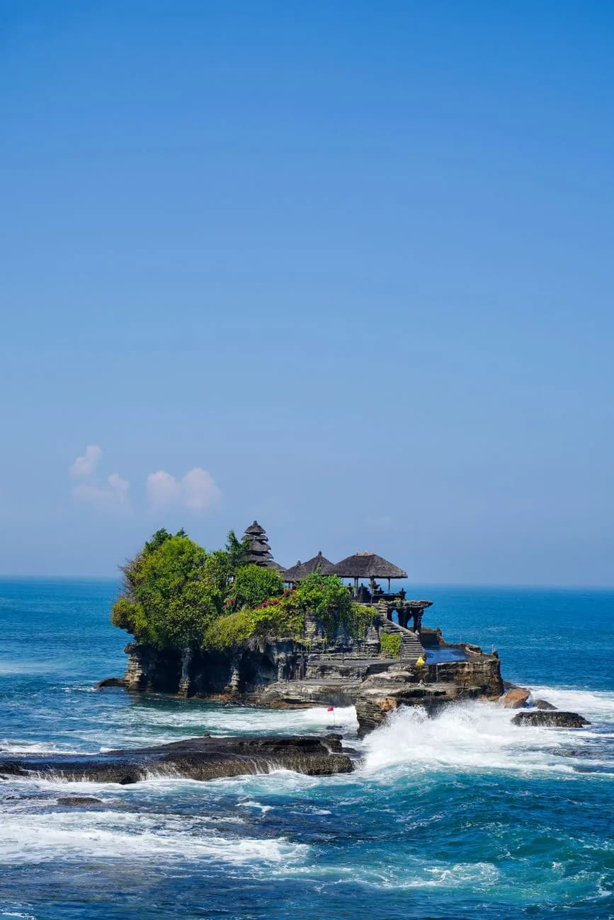 Le temple de Tanah Lot entouré par l'océan à marée haute, Bali