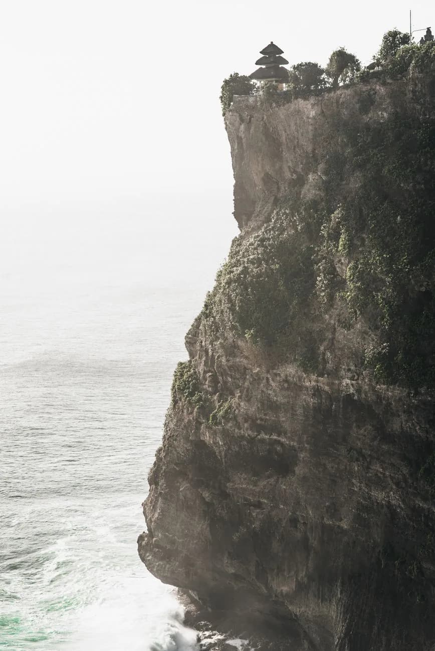 Les tours meru du temple d'Uluwatu dressées au sommet de la falaise au-dessus de l'océan, Bali