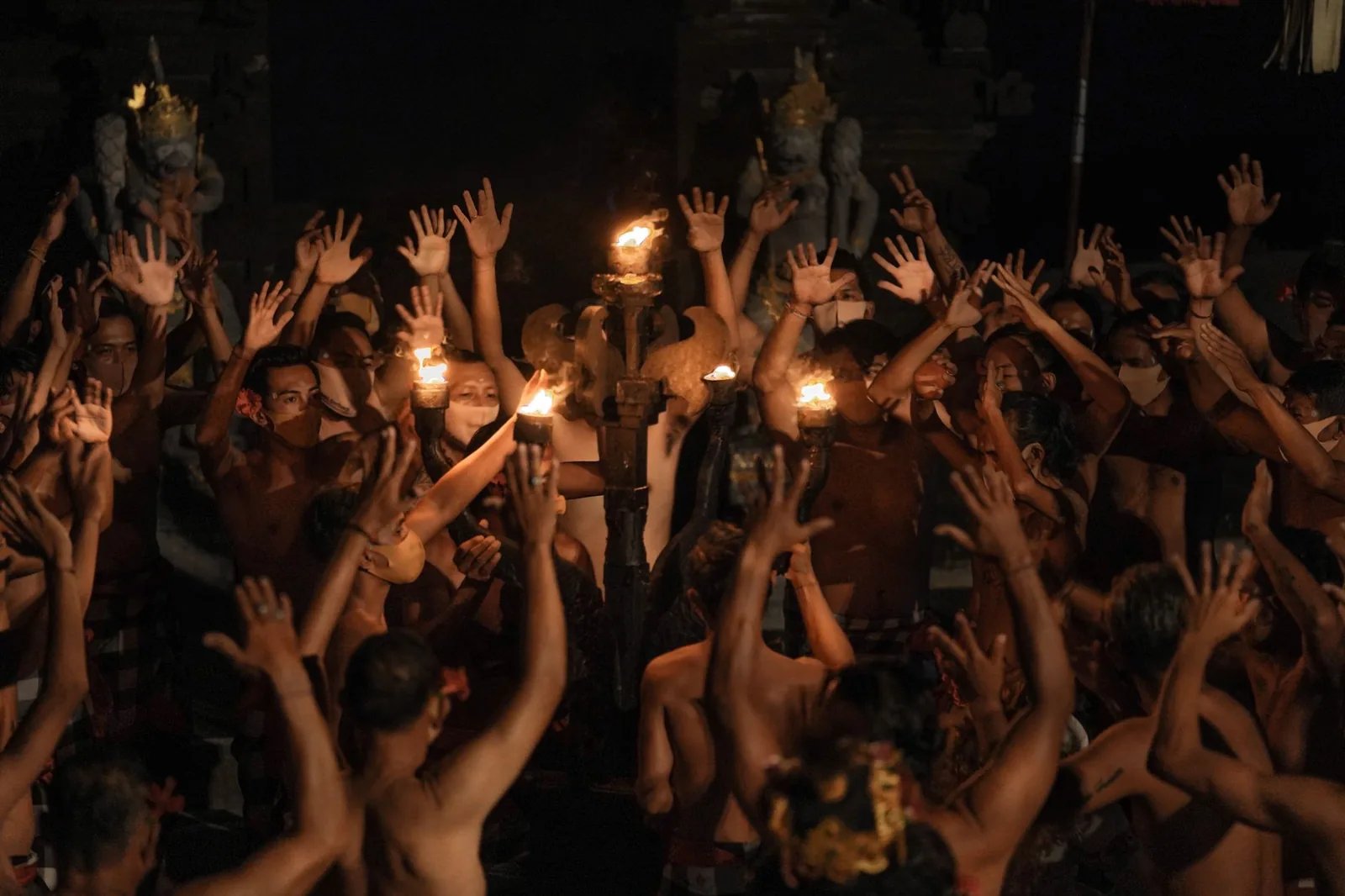 Spectacle de danse Kecak au feu, la nuit à Ubud, Bali