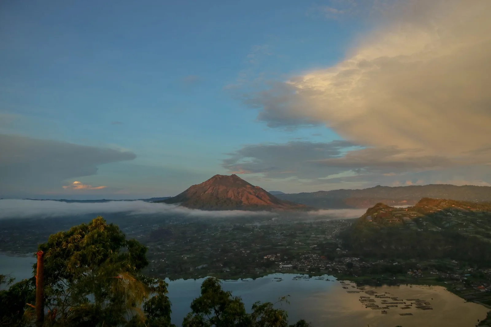 Lever de soleil sur le volcan Mont Batur et son lac, au nord d'Ubud à Bali