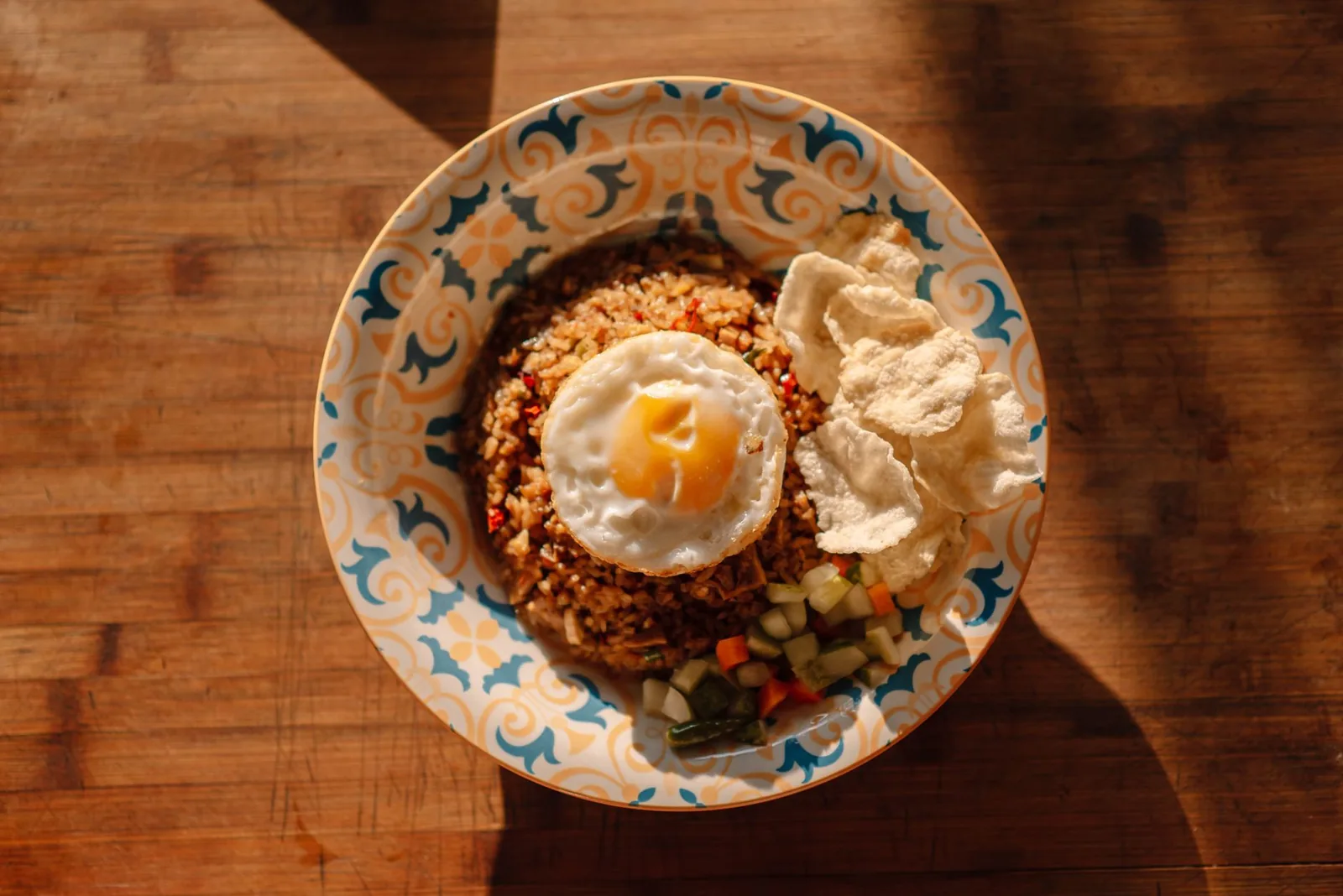 Assiette de nasi goreng avec œuf au plat et krupuk dans un warung d'Ubud à Bali