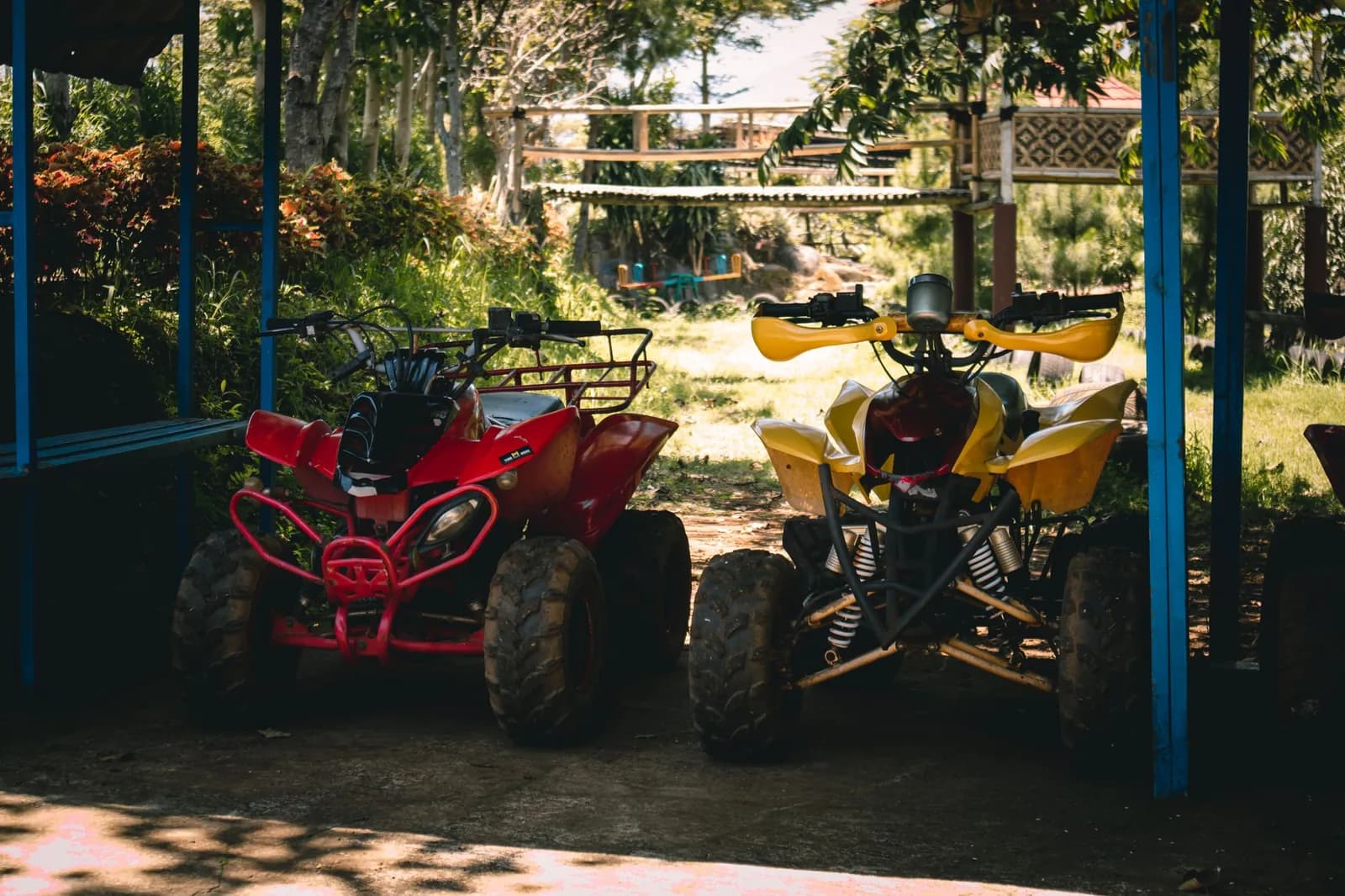 Quads ATV prêts pour une excursion dans la jungle près d'Ubud, Bali