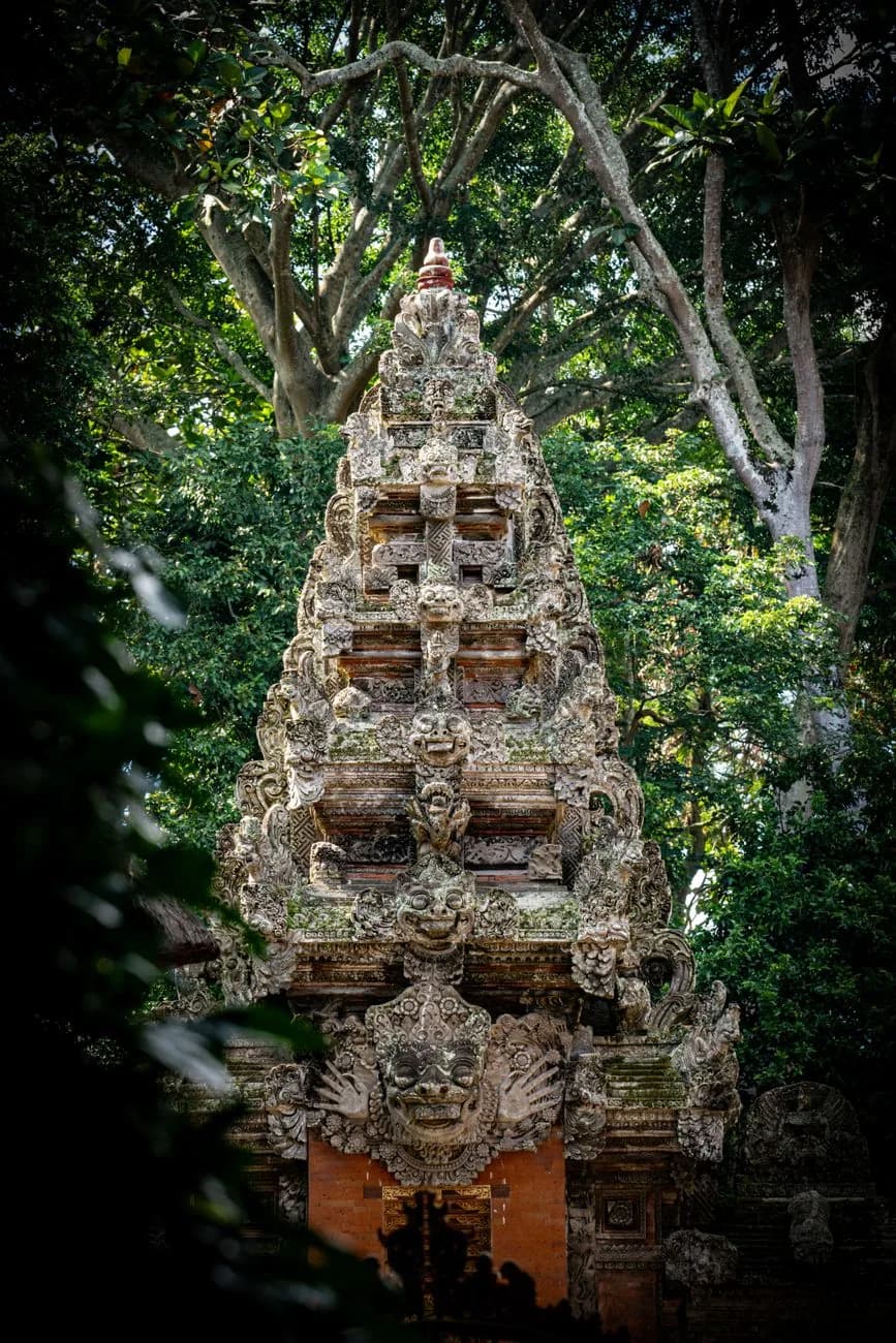 Tour meru finement sculptée d'un temple hindou balinais