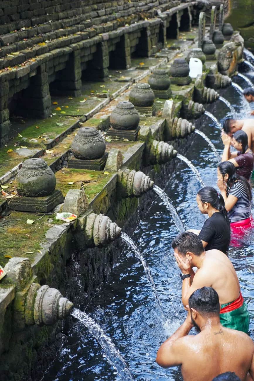 Fidèles se purifiant sous les jets des bassins sacrés de Tirta Empul, Bali