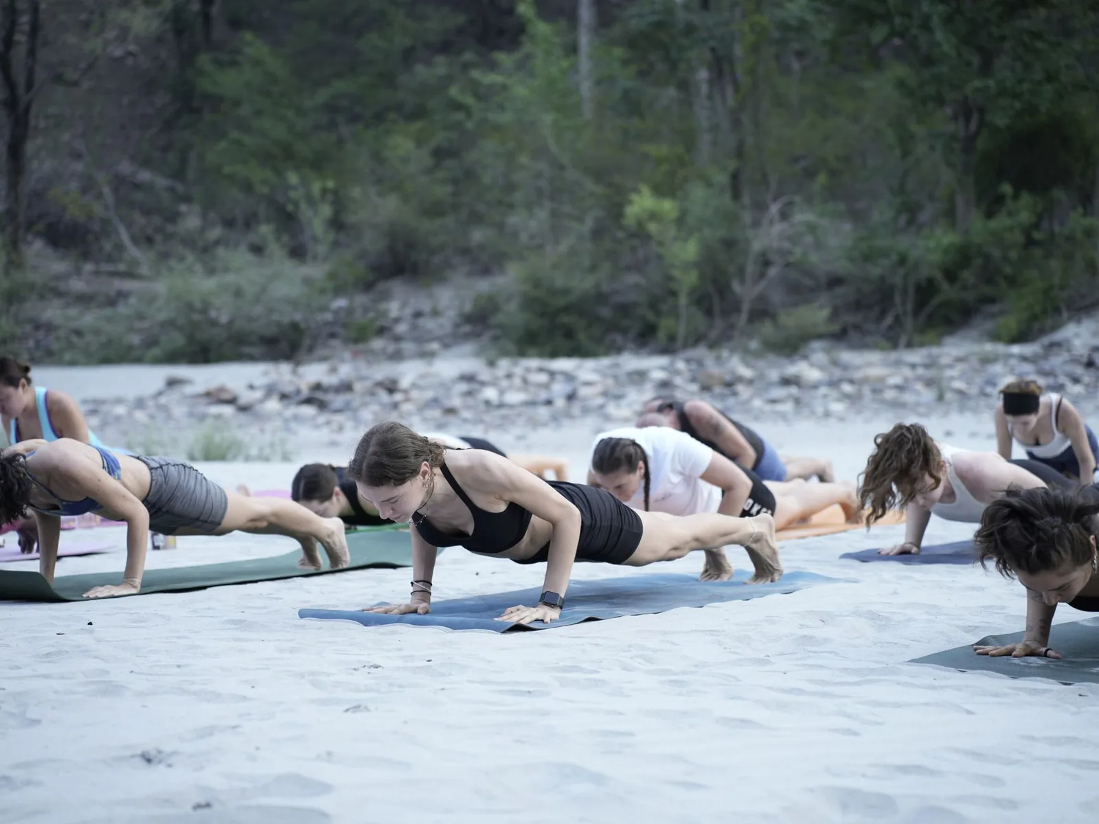Cours de yoga en plein air près d'Ubud, capitale du bien-être à Bali