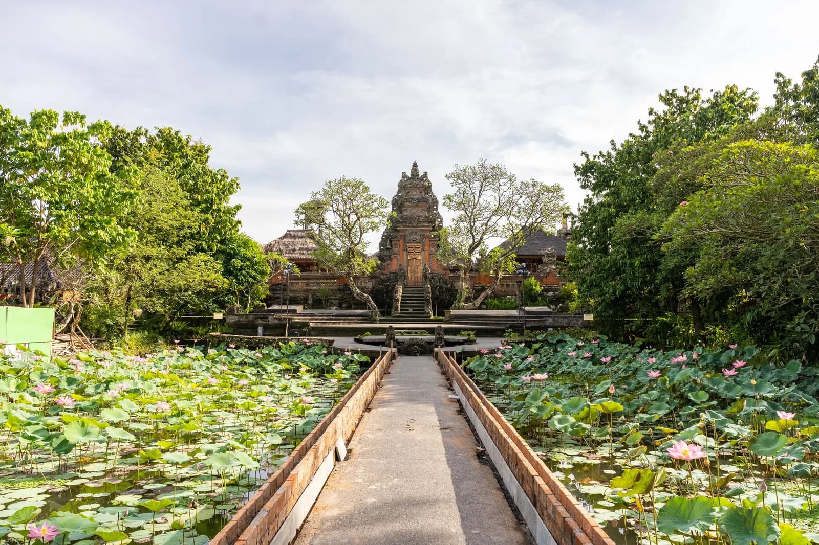 Allée bordée de bassins aux lotus devant le temple Pura Taman Kemuda Saraswati, à Ubud, Bali