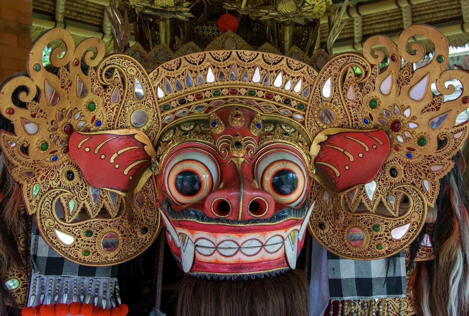 Masque doré et rouge du Barong, créature protectrice de la danse balinaise, à Bali