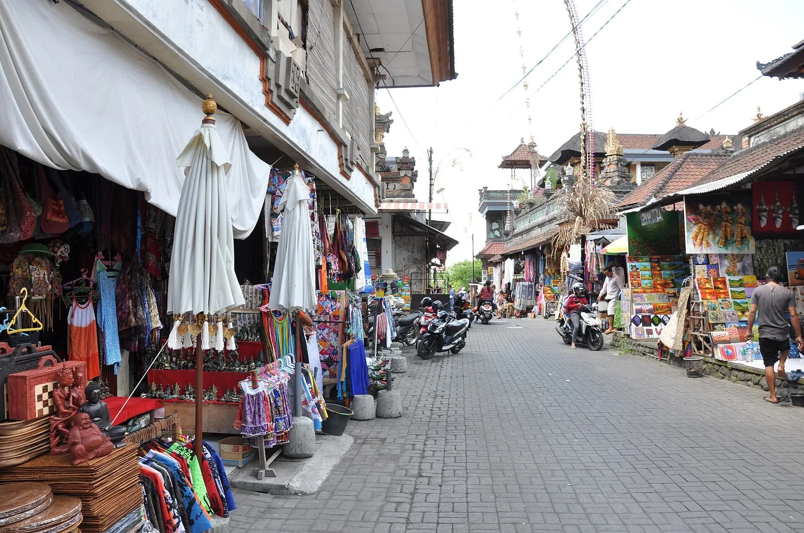 Étals de vêtements et d'artisanat dans une rue du marché d'Ubud (Pasar Ubud), Bali