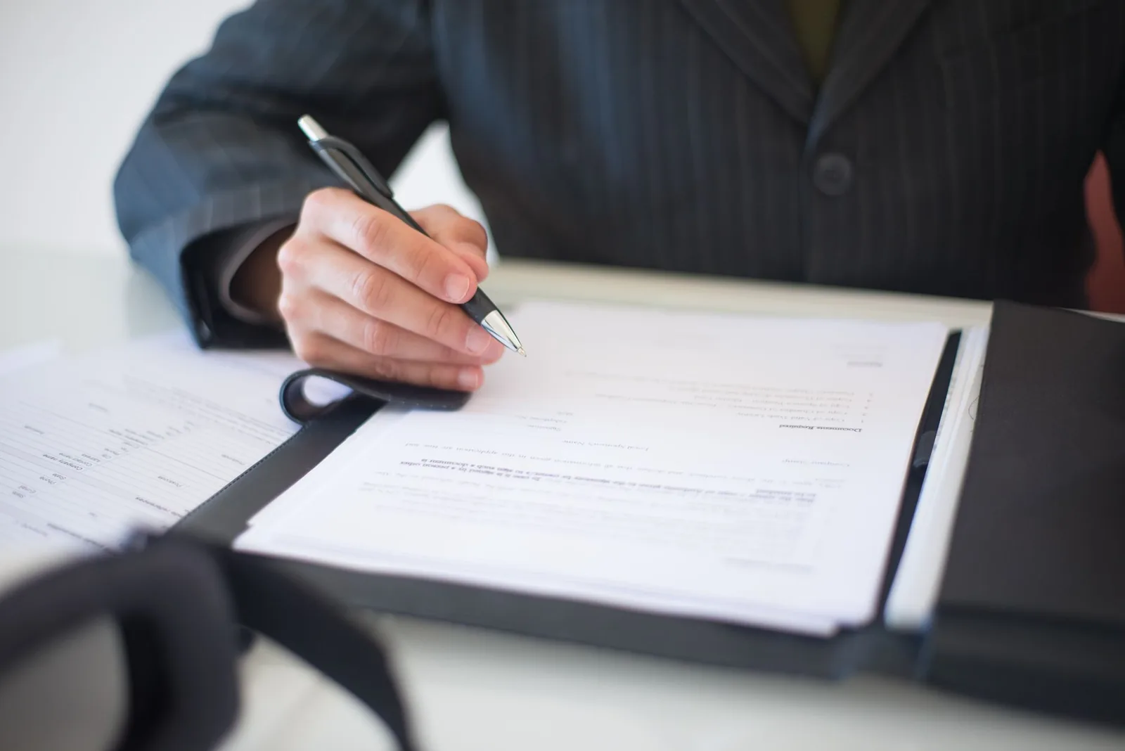 Signature d'un formulaire de demande de titre de séjour indonésien avec sponsor local