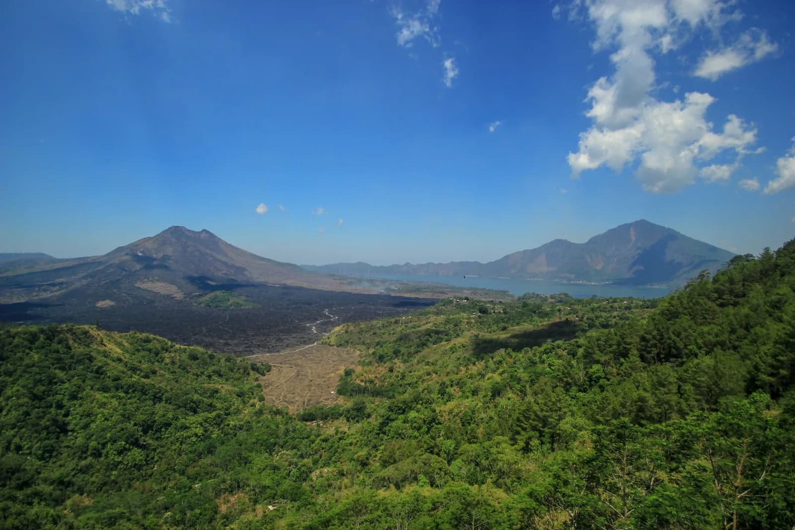 La caldeira du mont Batur avec sa coulée de lave noire figée et le lac, vue depuis la route de Kintamani, Bali