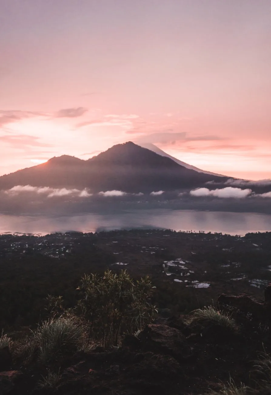 Lever de soleil rose sur le lac Batur et le mont Abang depuis les hauteurs de Kintamani, Bali
