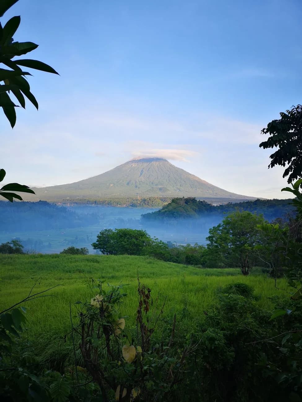 Le mont Agung vu depuis les rizières de la vallée de Sidemen au petit matin, est de Bali