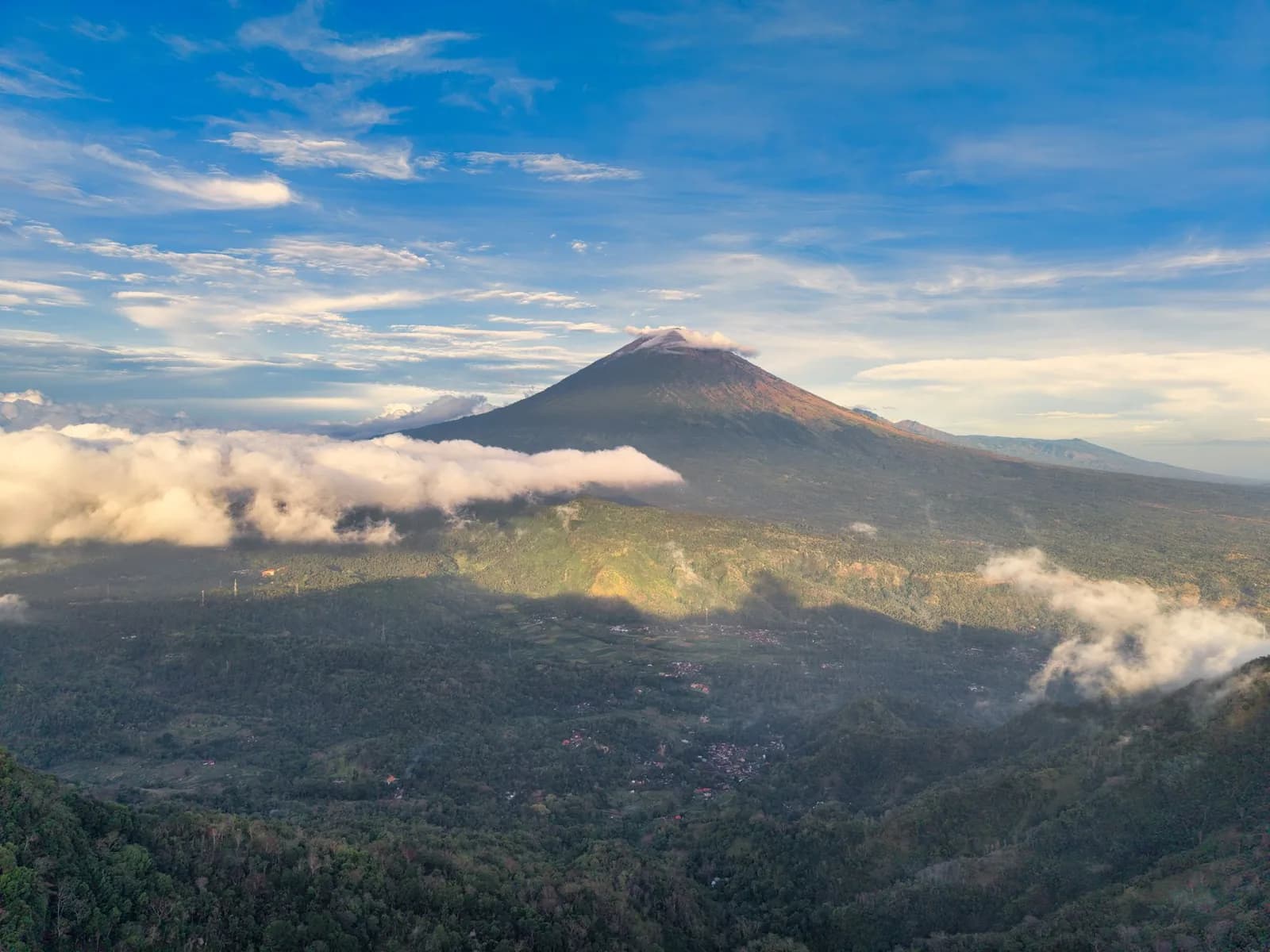 Vue aérienne du mont Agung dominant les villages, les forêts et les rizières de l'est de Bali