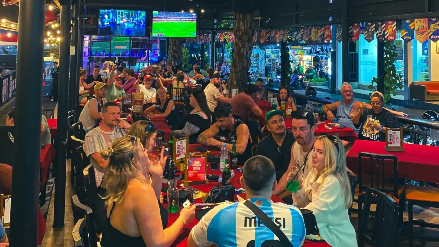 Y Sports Bar à Padang Padang, Uluwatu