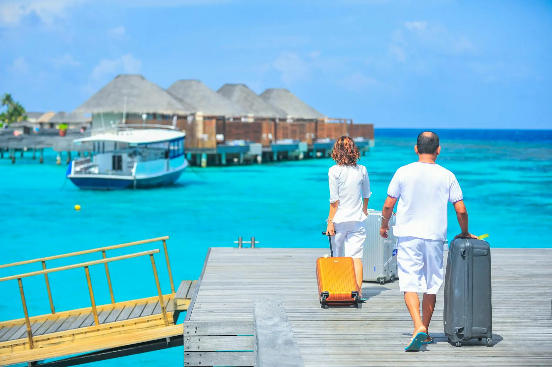 Voyageur \u00e0 Bali avec son sac \u00e0 dos