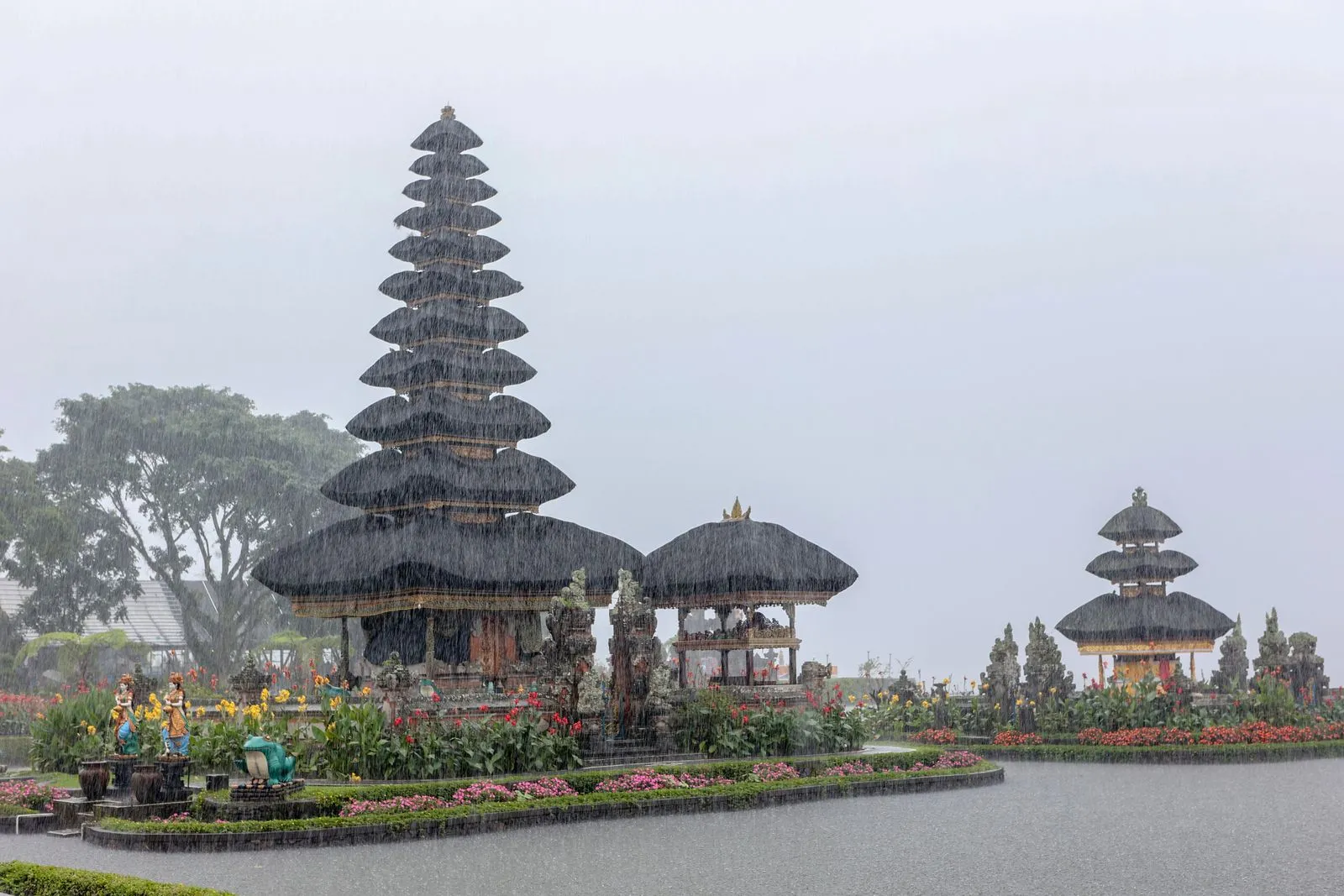 Temple balinais sous une averse tropicale
