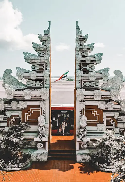 Portes traditionnelles balinaises à l'arrivée à Bali
