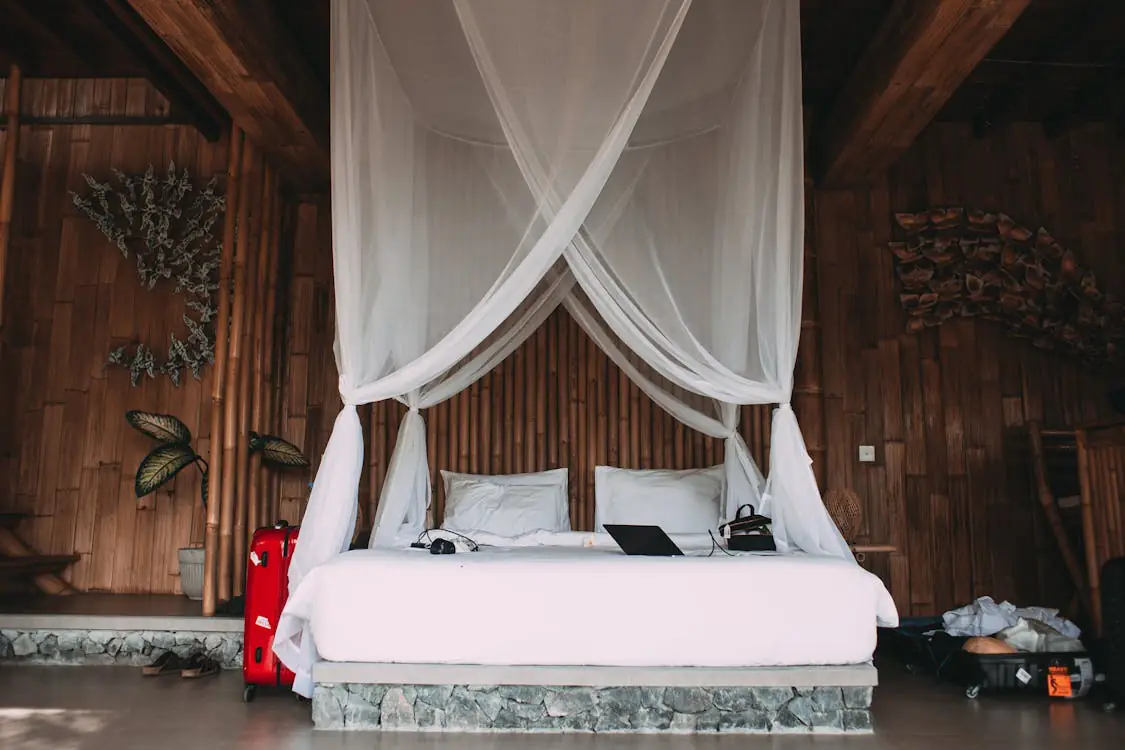 Chambre tropicale avec moustiquaire à Bali