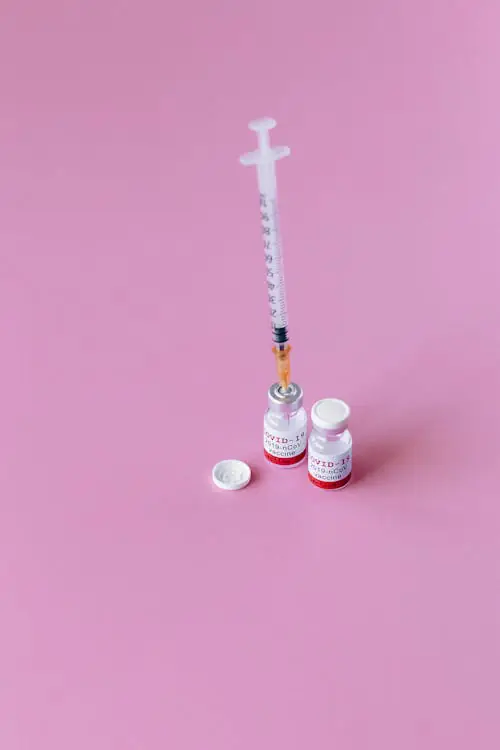 Seringue et vaccin pour la préparation d'un voyage