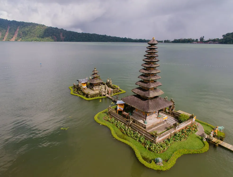 Vue aérienne du temple Pura Ulun Danu Bratan sur le lac à Bali