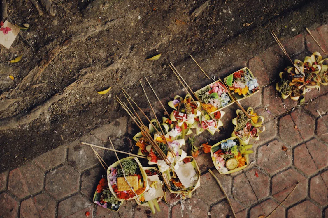 Offrandes canang sari déposées sur le sol à Bali
